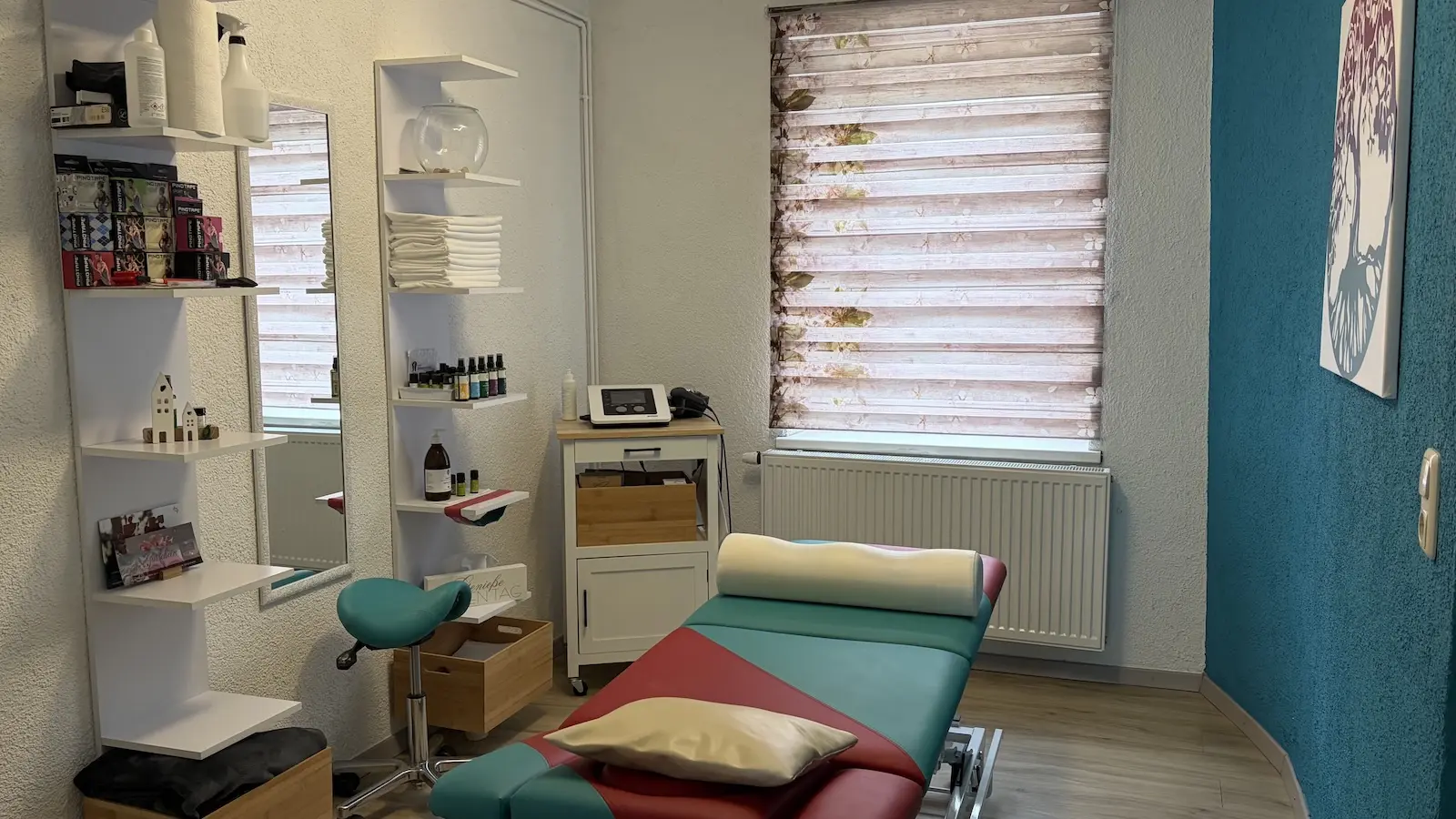 Behandlungsraum der Osteopathie-Praxis Gurski – Gesamtansicht mit Regal und Spiegel